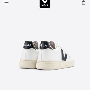Vejas - Brand new Leather V-10 in original box